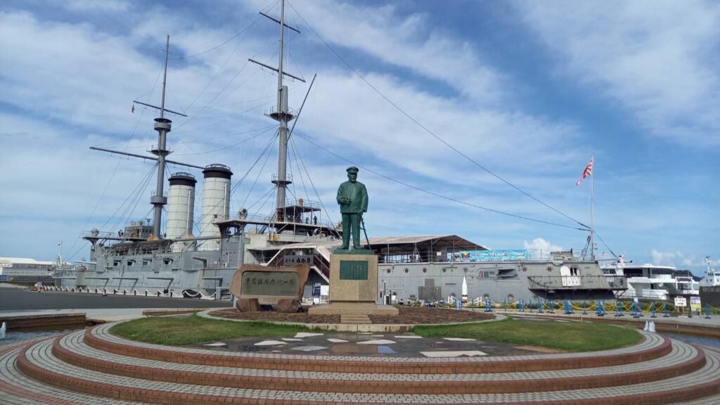 軍艦三笠と東郷平八郎の像