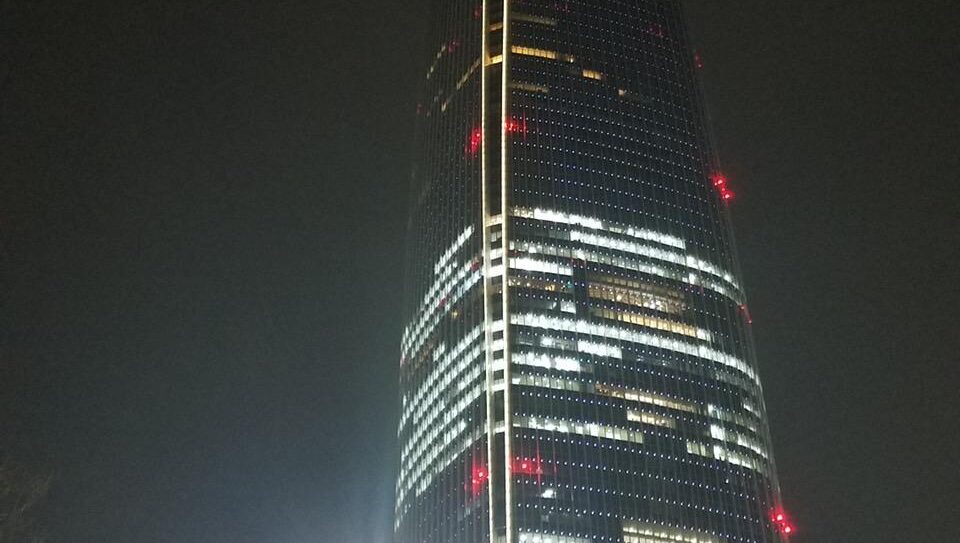 夜のロッテワールドタワー(MiU撮影)