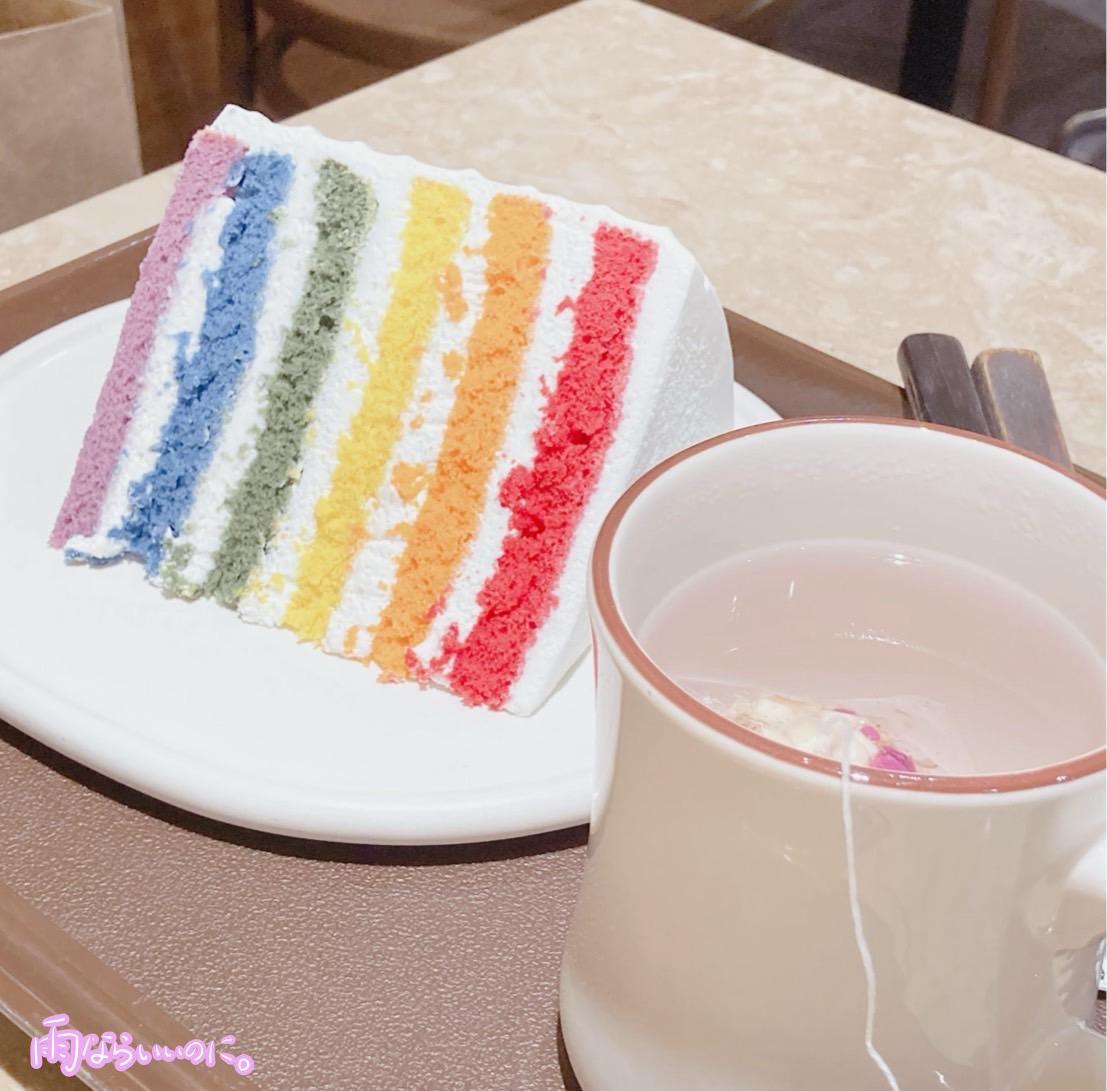 韓国のカフェのレインボーケーキ(MiU撮影)