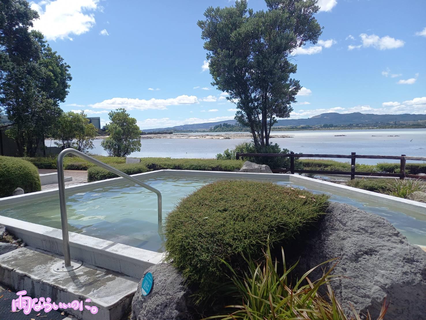 ロトルア湖を眺めるポリネシアンスパ(MiU撮影)